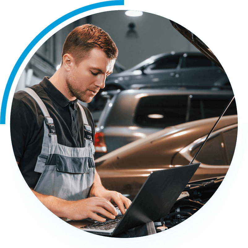 Diagnosta samochodowy podczas pracy