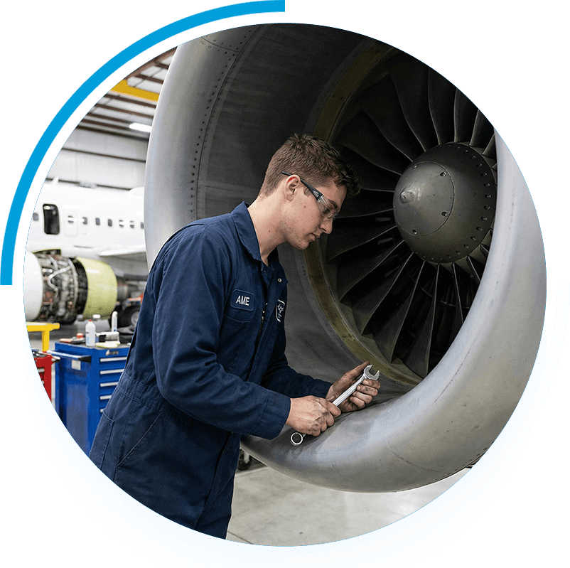 Mechanik lotniczy podczas pracy